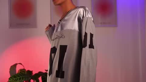 Snapshot of noahh_th03 chatting on 02.19.25 Noah online show from 02.19.25