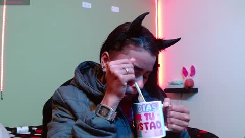 Noha Thomson online show from 02.03.25