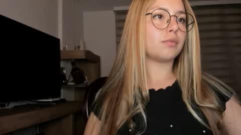 Snapshot of noorthernlightss chatting on 10.18.25 Ara online show from 10.18.25