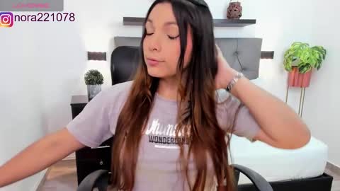 Snapshot of nora22xx chatting on 01.27.25 Nora online show from 01.27.25