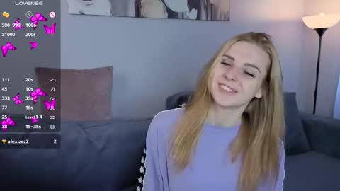 Snapshot of noradunn chatting on 09.28.25 Elina online show from 09.28.25