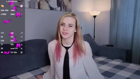 Snapshot of noradunn chatting on 10.16.25 Elina online show from 10.16.25