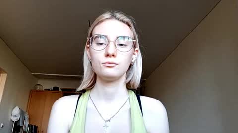 Snapshot of norinebaeza chatting on 10.04.25 Lola online show from 10.04.25