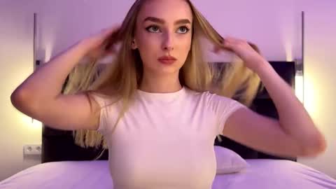 Snapshot of notelis chatting on 10.25.25 Goldie online show from 10.25.25