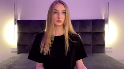 Snapshot of notelis chatting on 11.23.25 Goldie online show from 11.23.25