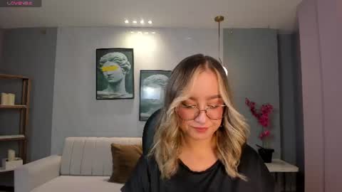 Nova Sinclair online show from 08.05.26