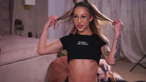 nyrobinova online show from 01.30.25