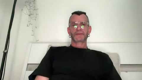 Snapshot of o_johnny_deep_o chatting on 06.15.26 Jonathan Deep online show from 06.15.26