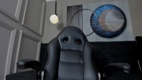 independent model online show from 12.18.24