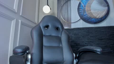 independent model online show from 01.17.25