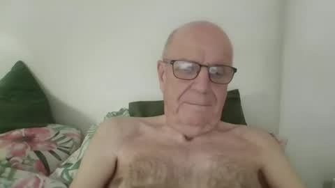 Snapshot of oggi95 chatting on 10.17.25 oggi95 online show from 10.17.25