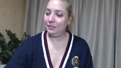 Snapshot of ohsweetiren chatting on 12.15.25 Iren online show from 12.15.25