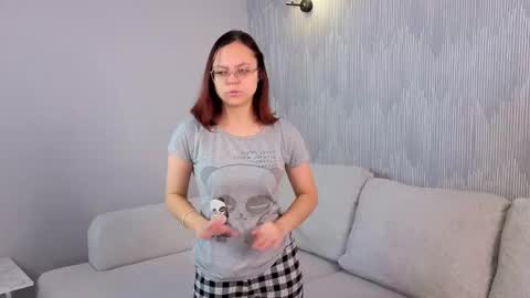 Snapshot of oleneweir chatting on 11.15.25 Stella online show from 11.15.25