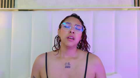 Snapshot of olivejoness_ chatting on 10.07.25 olive online show from 10.07.25