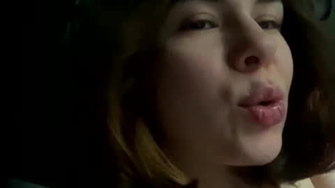 Snapshot of olivepeach chatting on 11.03.25 Oil online show from 11.03.25