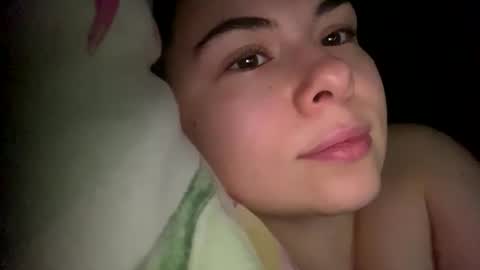 Snapshot of olivepeach chatting on 11.09.25 Oil online show from 11.09.25