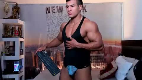 Snapshot of oliver_tommy chatting on 10.05.25 oliver_tommy online show from 10.05.25