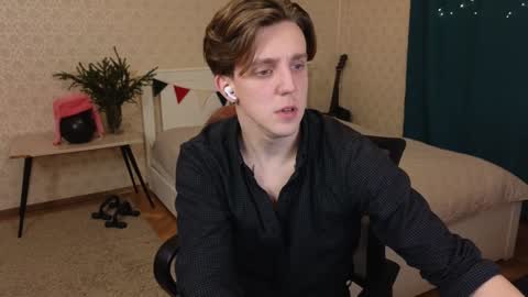 Snapshot of oliver_travis chatting on 01.04.25 Oliver Evans online show from 01.04.25