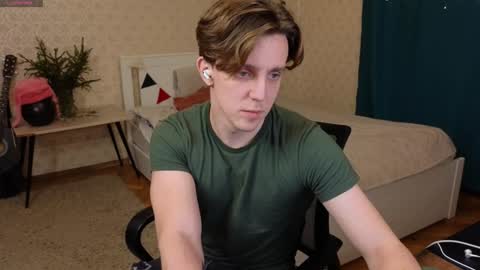 Snapshot of oliver_travis chatting on 01.12.25 Oliver Evans online show from 01.12.25