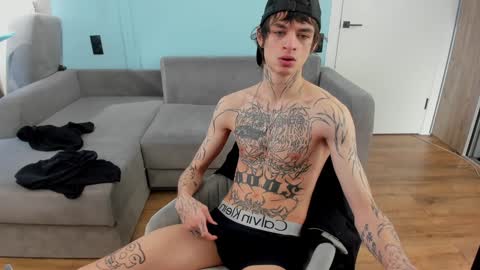 Snapshot of oliverrgroove chatting on 01.15.25 oliverrgroove online show from 01.15.25