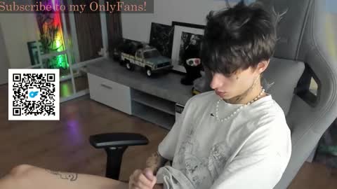 Snapshot of oliverrgroove chatting on 09.19.25 oliverrgroove online show from 09.19.25