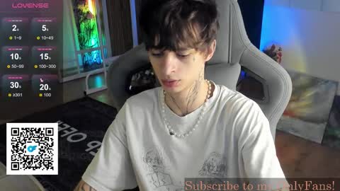 Snapshot of oliverrgroove chatting on 10.12.25 oliverrgroove online show from 10.12.25