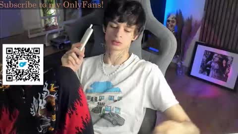 Snapshot of oliverrgroove chatting on 10.25.25 oliverrgroove online show from 10.25.25