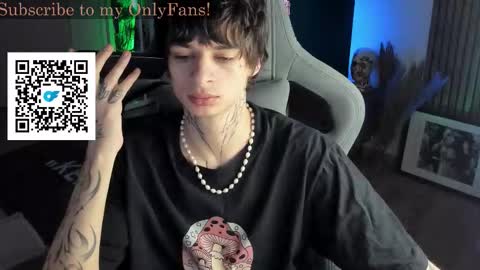 Snapshot of oliverrgroove chatting on 11.19.25 oliverrgroove online show from 11.19.25