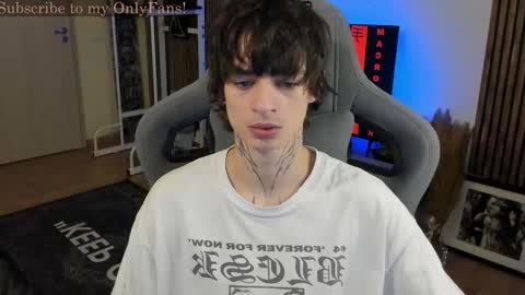 Snapshot of oliverrgroove chatting on 12.15.25 oliverrgroove online show from 12.15.25