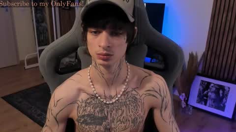 Snapshot of oliverrgroove chatting on 12.19.25 oliverrgroove online show from 12.19.25