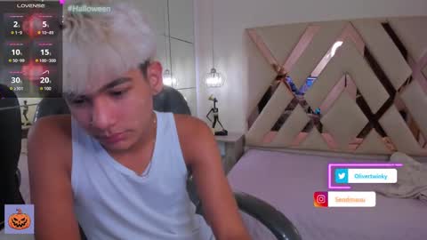 Snapshot of olivertwinky_ chatting on 10.03.25 Oliver online show from 10.03.25