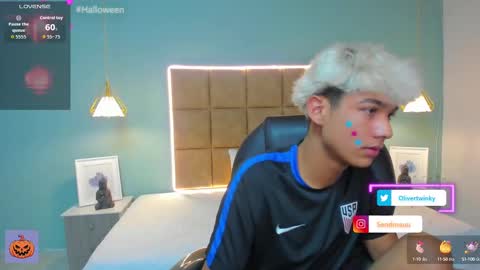 Snapshot of olivertwinky_ chatting on 10.08.25 Oliver online show from 10.08.25