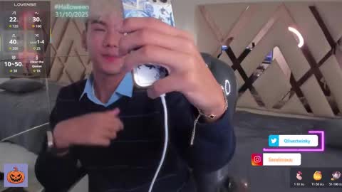 Snapshot of olivertwinky_ chatting on 10.22.25 Oliver online show from 10.22.25