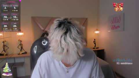 Snapshot of olivertwinky_ chatting on 11.14.25 Oliver online show from 11.14.25