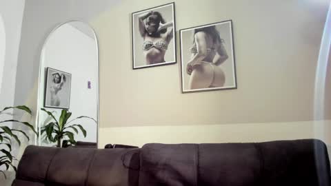 Snapshot of olivia_collisn chatting on 05.18.26 Olivia Collins online show from 05.18.26