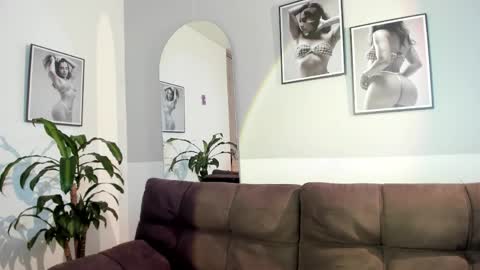 Snapshot of olivia_collisn chatting on 05.21.26 Olivia Collins online show from 05.21.26