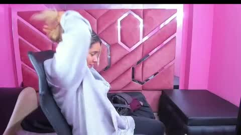 Snapshot of olivia_fox69 chatting on 02.11.25 OLIVIA online show from 02.11.25