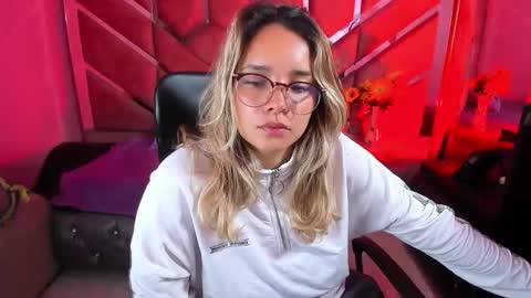 Snapshot of olivia_fox69 chatting on 09.16.25 OLIVIA online show from 09.16.25