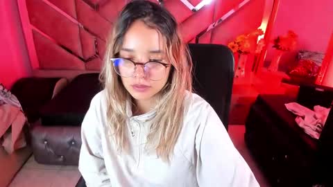 Snapshot of olivia_fox69 chatting on 11.04.25 OLIVIA online show from 11.04.25