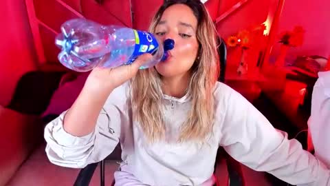 Snapshot of olivia_fox69 chatting on 11.05.25 OLIVIA online show from 11.05.25