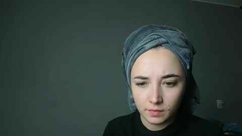 Snapshot of olivia_oliv chatting on 11.28.25 Olivia online show from 11.28.25