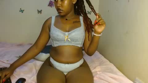 Snapshot of olivia_roxxyy chatting on 04.15.26 olivia online show from 04.15.26