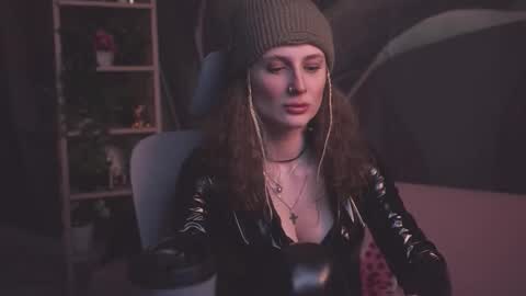 Snapshot of oliviamcclean chatting on 09.12.25 Liv online show from 09.12.25