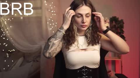 Snapshot of oliviamcclean chatting on 09.29.25 Liv online show from 09.29.25