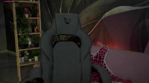 Snapshot of oliviamcclean chatting on 10.08.25 Liv online show from 10.08.25