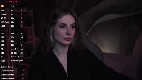 Snapshot of oliviamcclean chatting on 10.29.25 Liv online show from 10.29.25