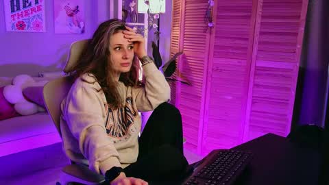 Snapshot of oliviamcclean chatting on 10.31.25 Liv online show from 10.31.25