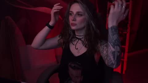 Snapshot of oliviamcclean chatting on 11.05.25 Liv online show from 11.05.25