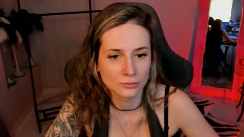 Snapshot of oliviamcclean chatting on 11.17.25 Liv online show from 11.17.25