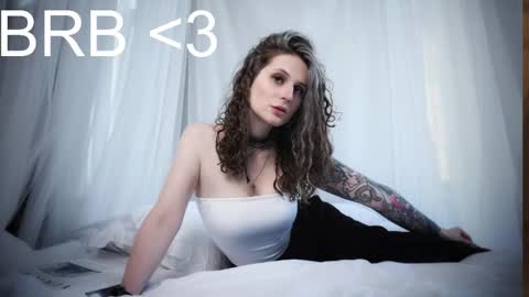 Snapshot of oliviamcclean chatting on 11.19.25 Liv online show from 11.19.25